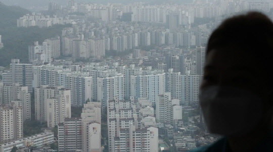 코로나19 확산세로 아파트 매매·전세 시장이 빠르게 위축되고 있다. 사진은 서울 63빌딩에서 본 서울 아파트 모습.<연합뉴스>